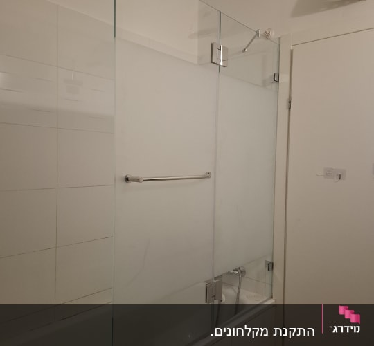 מקלחת עם דלת זכוכית וברז